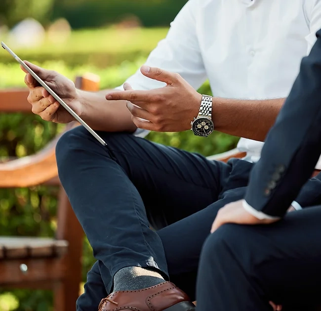 © Medienstürmer Finger points to a tablet lying on a man's lap